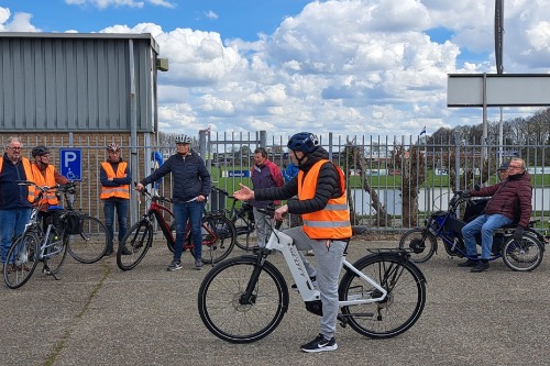 Maikel Govaarts geeft fietstraining aan mensen van 55+