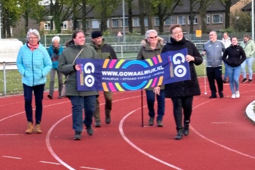 Deelnemers NDC Waalwijk wandelen over de atletiekbaan