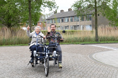Wethouder Timon Klerx en mevrouw Grims maken een ritje op de duofiets bij de start van Fietsmaatjes Waalwijk. (foto: Jan Stads)