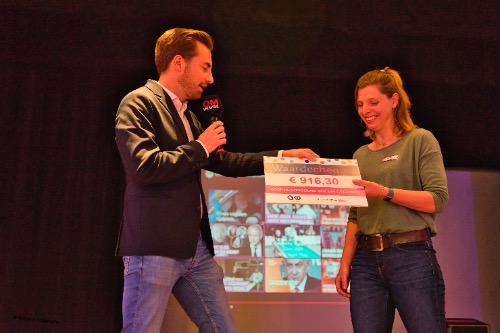 Buurtsportwerker Elke Forkink ontvangt een cheque van het Waalwijks Sport- en Cultuurakkoord uit handen van wethouder Timon Klerx.