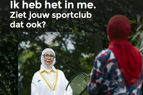 2 vrouwen met hoofddoek op tennisbaan ter illustratie van inclusie in de sport