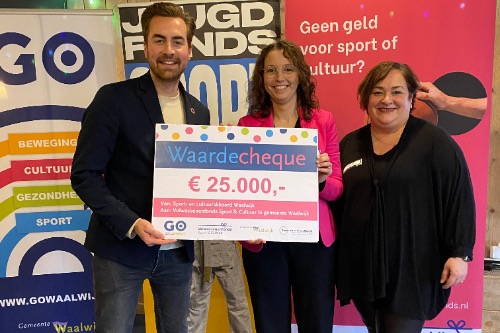 Rian Spaan (coördinator Volwassenenfonds) ontvangt een cheque uit handen van wethouders Timon Klerx en Dilek Odabasi van gemeente Waalwijk.