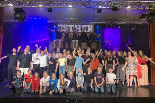 foto Musicalgroep Besoyen: leden poseren samen op het podium