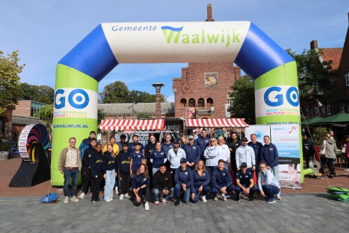 Het team van GO Waalwijk voor de GO Waalwijk boog op het Raadhuisplein tijdens het GO Waalwijk Festival in 2024