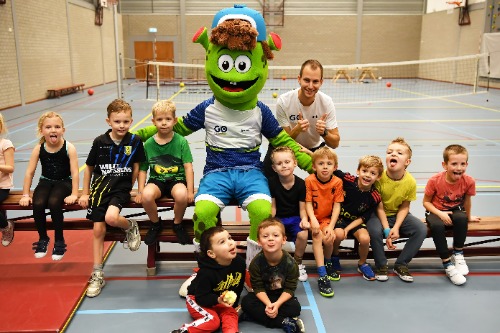 Sjors Sportief & Creatief op de foto met kleuters