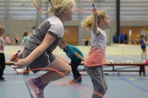 sportende kinderen in Sporthal de Slagen tijdens kick-off GO Play