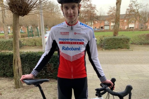 Freek met racefiets in clubtenue