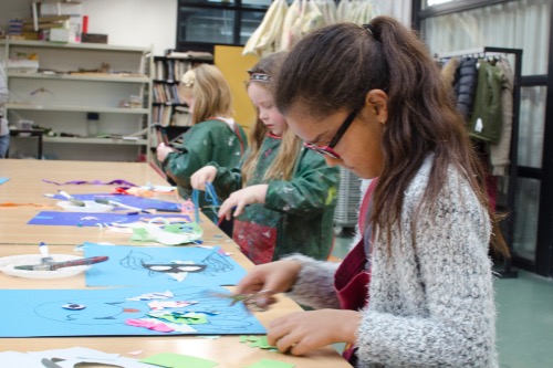 foto van knutselende kinderen, ter illustratie van Maxi Kunstclub in Kunstencentrum Waalwijk