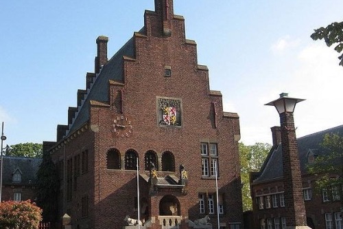 Huis van Waalwijk (voormalige raadhuis ontworpen door Kröpholler)
