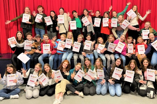 De cast 2023 voor de musical Annie