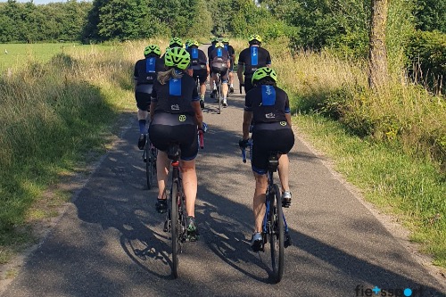 Fietsgroep van TC Waalwijk op de rug gezien