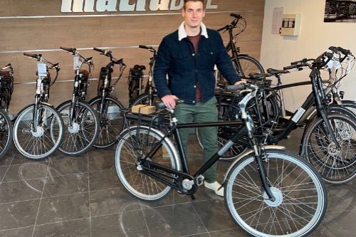 Rex Bouman in showroom met elektrische fiets