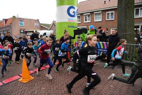 Deelnemers van de GO Familierun gaan van start