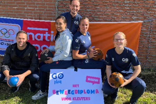 buurtsportcoaches poseren bij affiche Kleuter Beweegdiploma