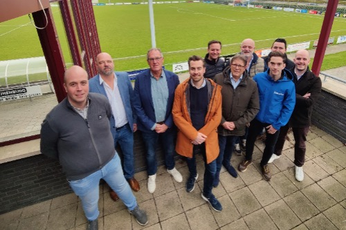 groepsfoto met o.a sportwethouder Klerx, voorzitters van RWB en NEO'21 en Van Wijlen