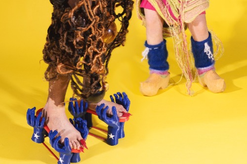 Creatief schoeisel, ter promotie van expositie 'Trek de stoute schoenen aan'. Foto: Studio Overlab