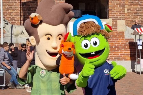 mascotte Robin van Vossenstreken met mascotte Sjors Sportief