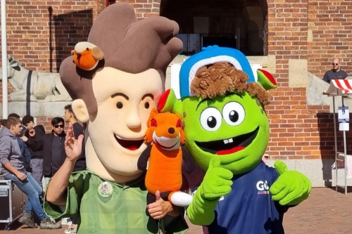 Vossenstreken-mascotte Robin en Sjors Sportief samen op de foto