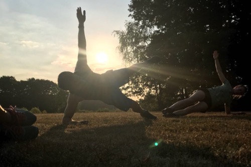 Foto gemaakt bij zonsondergang van Pim Laros en deelnemer bootcamp