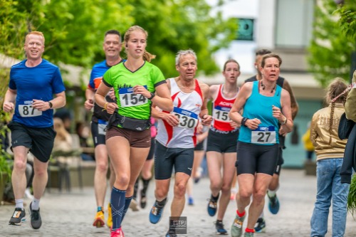 Lopers van verschillende leeftijden nemen deel aan Liberty Run in centrum Waalwijk