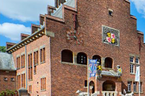 foto gevel Huis van Waalwijk (voormalig gemeentehuis, ontworpen door architect Kropholler)