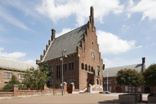 foto van Huis van Waalwijk, het voormalige stadhuis van Gemeente Waalwijk en nu in gebruik als creatieve locatie met exposities en voorstellingen.