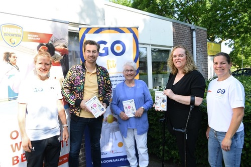 Wethouder Timon Klerx overhandigt het 1e exemplaar aan Annie Burmanje (midden) en Ingrid de Waal. Links: Annika Jabroer, rechts: Judith van Berkel.