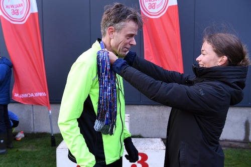 De eerste lopers krijgen de GO Wolluk Medaille uitgereikt